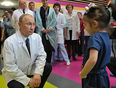 "לרוסים יש פנטזיות מוזרות". פוטין בביקור בבית חולים במוסקבה (צילום: AFP) (צילום: AFP)