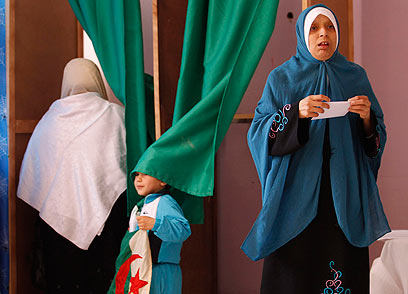 עד שעות אחר הצהריים נרשמו 15 אחוזי הצבעה בלבד. קלפי באלג'יר (צילום: רויטרס) (צילום: רויטרס)