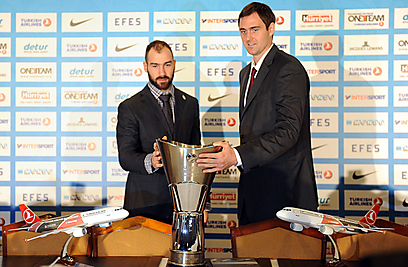 מישהו מהם יחזיק בגביע ביום ראשון? לורבק וספאנוליס (צילום: AFP) (צילום: AFP)
