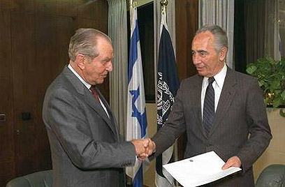 President Chaim Herzog invites Labor leader Shimon Peres to form a new government, 1990 (Photo: GPO) (Photo: GPO)