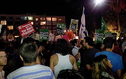 מפגינים בכיכר רבין (צילום: יובל מן) (צילום: יובל מן)