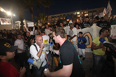 אלפים מפגינים בתל אביב (צילום: מוטי קמחי) (צילום: מוטי קמחי)