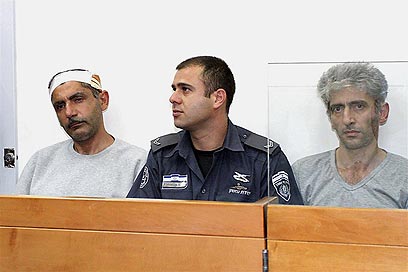 שני האחים בדוכן הנאשמים, יוסף מימין ואריק משמאל (צילום: עופר עמרם) (צילום: עופר עמרם)