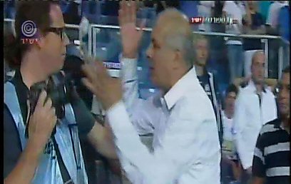 לוזון מתעמת עם הצלם בסיום משחק הירידה של פ"ת מליגת העל. (צילום מסך: ערוץ 1) ()