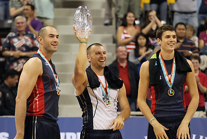 שחקני ארה"ב חוגגים זכייה בטורניר הקדם אולימפי (צילום: AFP) (צילום: AFP)