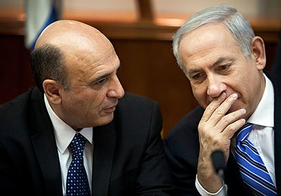 Netanyahu and Mofaz (Photo: AP)