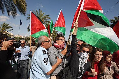 מפגינים היום למען האסירים הפלסטינים במעלה אדומים (צילום: AFP) (צילום: AFP)