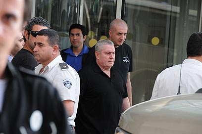 רוזנשטיין יוצא מהמלון, בדרך חזרה לכלא (צילום: יגל בר-קמא) (צילום: יגל בר-קמא)