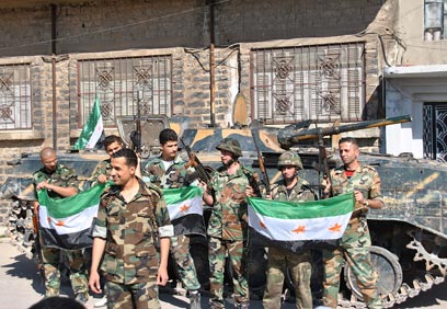 חיילים סורים שערקו לצד המורדים בעיר חומס. ארכיון (צילום: AP) (צילום: AP)