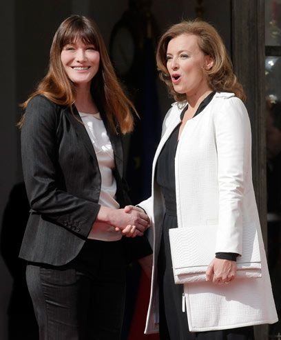 טרירוויילר וברוני בעת השבעתו של הולנד לנשיא באליזה (צילום: AP) (צילום: AP)