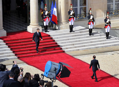 היוצא מול הנכנס. זמן קצר לאחר מכן, עזב סרקוזי את הארמון (צילום: AFP) (צילום: AFP)