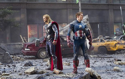 כריס אוואנס כקפטן אמריקה וכריס המסוורת' כת'ור ב"הנוקמים" ()