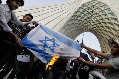 דגל ישראל עולה באש בטהרן (צילום: AP) (צילום: AP)