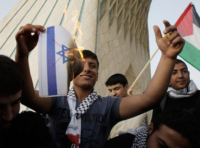 דגל פלסטין מונף, דגל ישראל נשרף (צילום: AP) (צילום: AP)