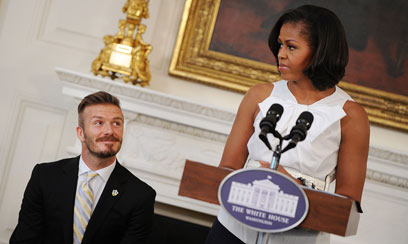 מסתכל בהערצה? מישל אובמה ובקהאם בבית הלבן (צילום: MCT) (צילום: MCT)