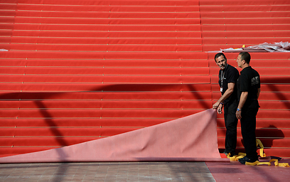 מכינים את השטיח האדום בקאן (צילום: gettyimages) (צילום: gettyimages)