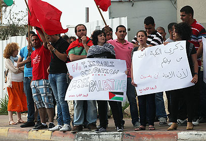 מפגינים מחוץ לקמפוס בחיפה, אחר הצהריים (צילום: אבישג שאר-ישוב) (צילום: אבישג שאר-ישוב)