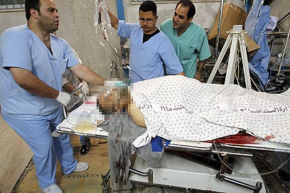 אחד מפצועי התקרית בבית החולים בעזה (צילום: AFP) (צילום: AFP)