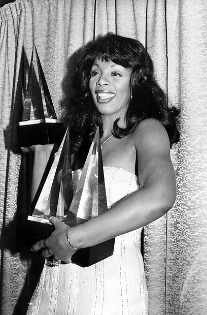 דונה סאמר עם שלושה פרסים בטקס פרסי המוזיקה האמריקנית, 1979 (צילום: AP) (צילום: AP)