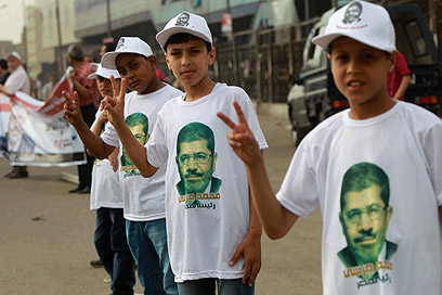גם הילדים צועקים שמות מועמדים. תומכי מוחמד מורסי (צילום: AFP) (צילום: AFP)