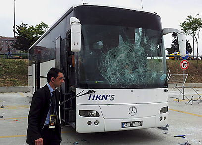 וזה מה שאוהדי פאו עשו לאוטובוס של אולימפיאקוס באיסטנבול (צילום: ראובן שוורץ) (צילום: ראובן שוורץ)