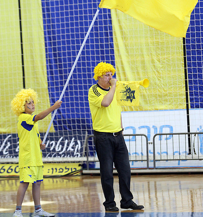 אוהדי מכבי ראשל"צ מציגים שיער צהוב (צילום: עוז מועלם) (צילום: עוז מועלם)