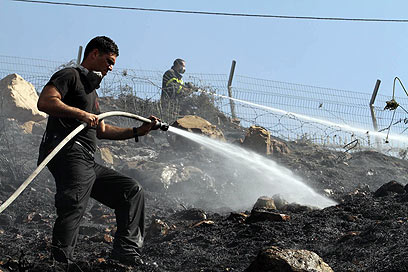 כבאים משתלטים על השריפה במורדות ליפתא              (צילום: גיל יוחנן) (צילום: גיל יוחנן)