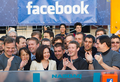 רגעי השיא. מארק ועובדי פייסבוק (צילום: AP) (צילום: AP)