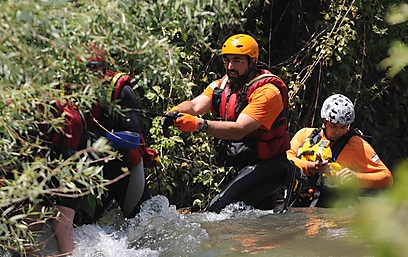 צוותי החילוץ בתוך המים (צילום: אביהו שפירא) (צילום: אביהו שפירא)