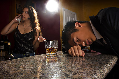 הזדמנות לשתות בלי הכרה. הרוגים על הבר (צילום: shutterstock) (צילום: shutterstock)