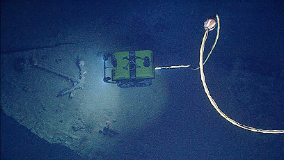 רובוט על קרקעית האוקיינוס במשימת הצילום (צילום: AP) (צילום: AP)