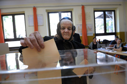 הסרבים יצביעו שוב לנשיא שעובר מסך?  (צילום: AFP) (צילום: AFP)