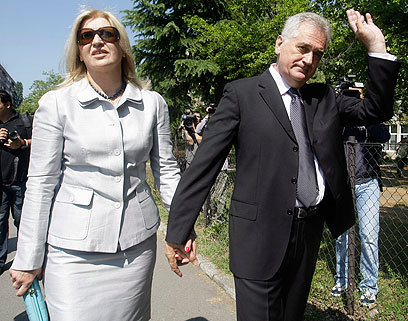 מנהל בית הקברות לשעבר נחשב חסר כריזמה. ניקוליץ' ואשתו (צילם: EPA) (צילם: EPA)