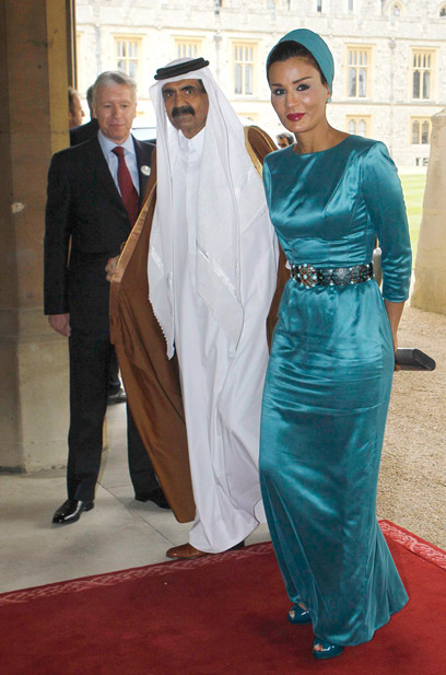 האמיר ואחת מנשותיו בחגיגות "יובל היהלום" של מלכת בריטניה (צילום: רויטרס) (צילום: רויטרס)