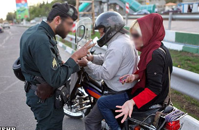 שוטר איראני ב"בדיקת צניעות" בטהרן ()