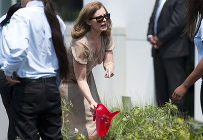 השקתה את הגינה בפסגה. ואלרי טרירוויילר, בת זוגו של נשיא צרפת (צילום: AFP) (צילום: AFP)