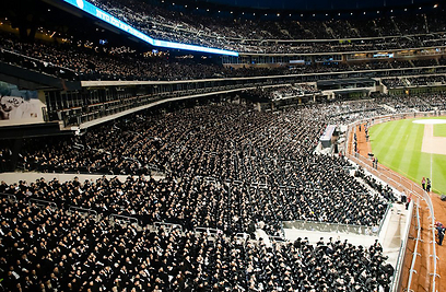 Haredim at a conference in New York on the internet (Photo: AP)