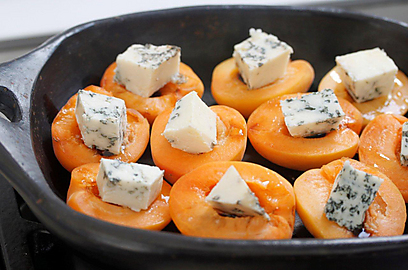 טנא מתוק: משמשים צלויים עם גבינה כחולה (צילום: מיכל וקסמן) (צילום: מיכל וקסמן)
