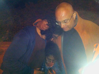 משפחת ירון נושמת לרווחה. אופק והוריה באלונים, אמש (צילום: משטרת ישראל) (צילום: משטרת ישראל)