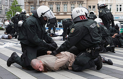 שוטרים עוצרים מפגין סלפי בעיר סולינגן (צילום: AP) (צילום: AP)