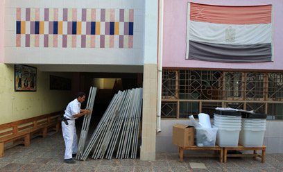 מכינים את הקלפיות בקהיר (צילום: AFP) (צילום: AFP)