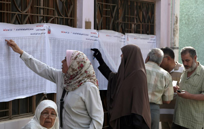 רבים עדיין לא החליטו למי להצביע. קלפי בקהיר (צילום: AFP) (צילום: AFP)