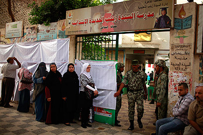 נשים מחכות להצביע, השבוע בקהיר (צילום: רויטרס) (צילום: רויטרס)