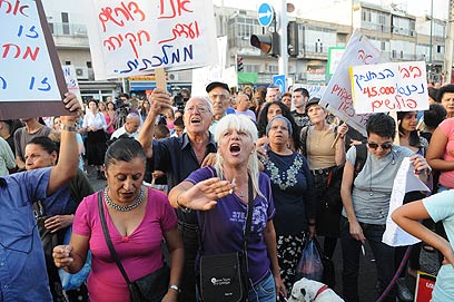"צאו לנו מהבית", מפגינים ומפגינות בדרום תל אביב (צילום: ירון  ברנר) (צילום: ירון  ברנר)