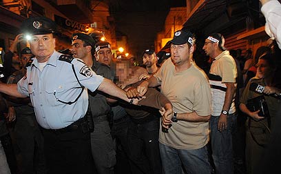 אחד מתושבי דרום העיר נעצר במהלך הפגנה (צילום: ירון ברנר) (צילום: ירון ברנר)