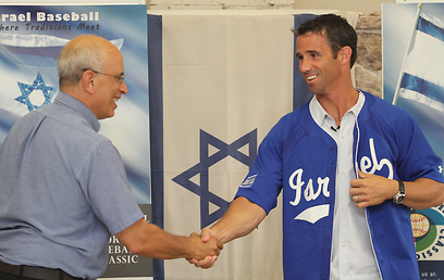 מאמן נבחרת ישראל, בראד אאוסמוס (מימין) (צילום: אורן אהרוני) (צילום: אורן אהרוני)
