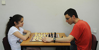 ענבל קרן ועודד רוס במועדון השחמט בתל אביב (צילום: ירון ברנר) (צילום: ירון ברנר)