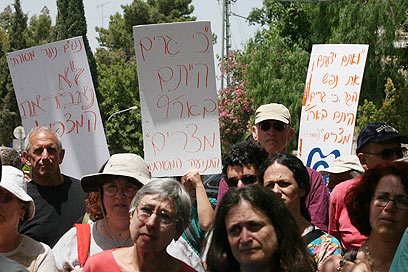 מפגינים מול בית ראש הממשלה בירושלים (צילום: גיל יוחנן) (צילום: גיל יוחנן)