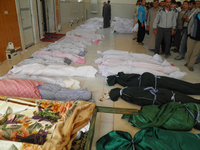 גופות ההרוגים בחולה. כשליש מהם ילדים (צילום: רויטרס) (צילום: רויטרס)