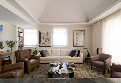 הספה הלבנה משתלבת בטבעיות עם החלל הכהה. הסלון (צילום: אילן נחום) (צילום: אילן נחום)